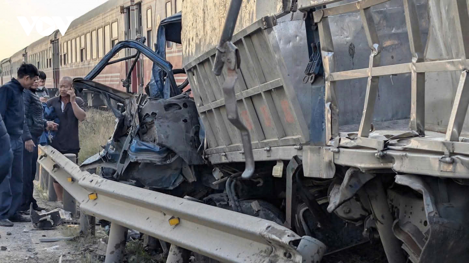 Hải Phòng: Va chạm với tàu hỏa, 2 người trên xe tải bị thương