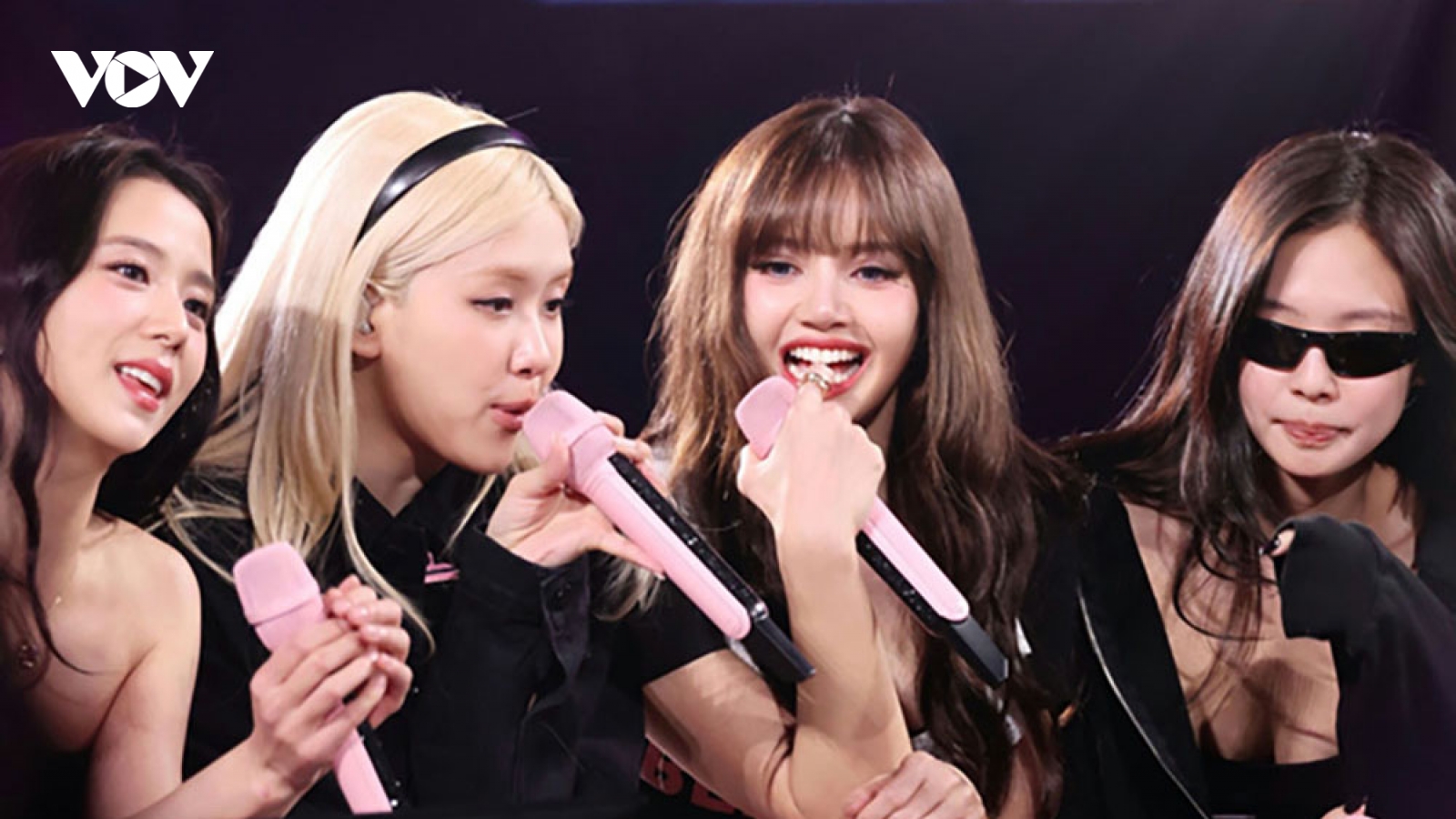 Rosé lại làm dấy lên đồn đoán nhóm nhạc BLACKPINK tan rã