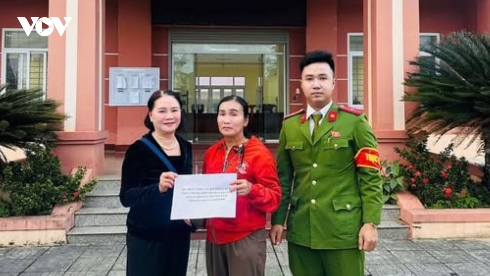Tài khoản bất ngờ nhận số tiền lớn, một phụ nữ ở Quảng Trị chủ động tìm người trả