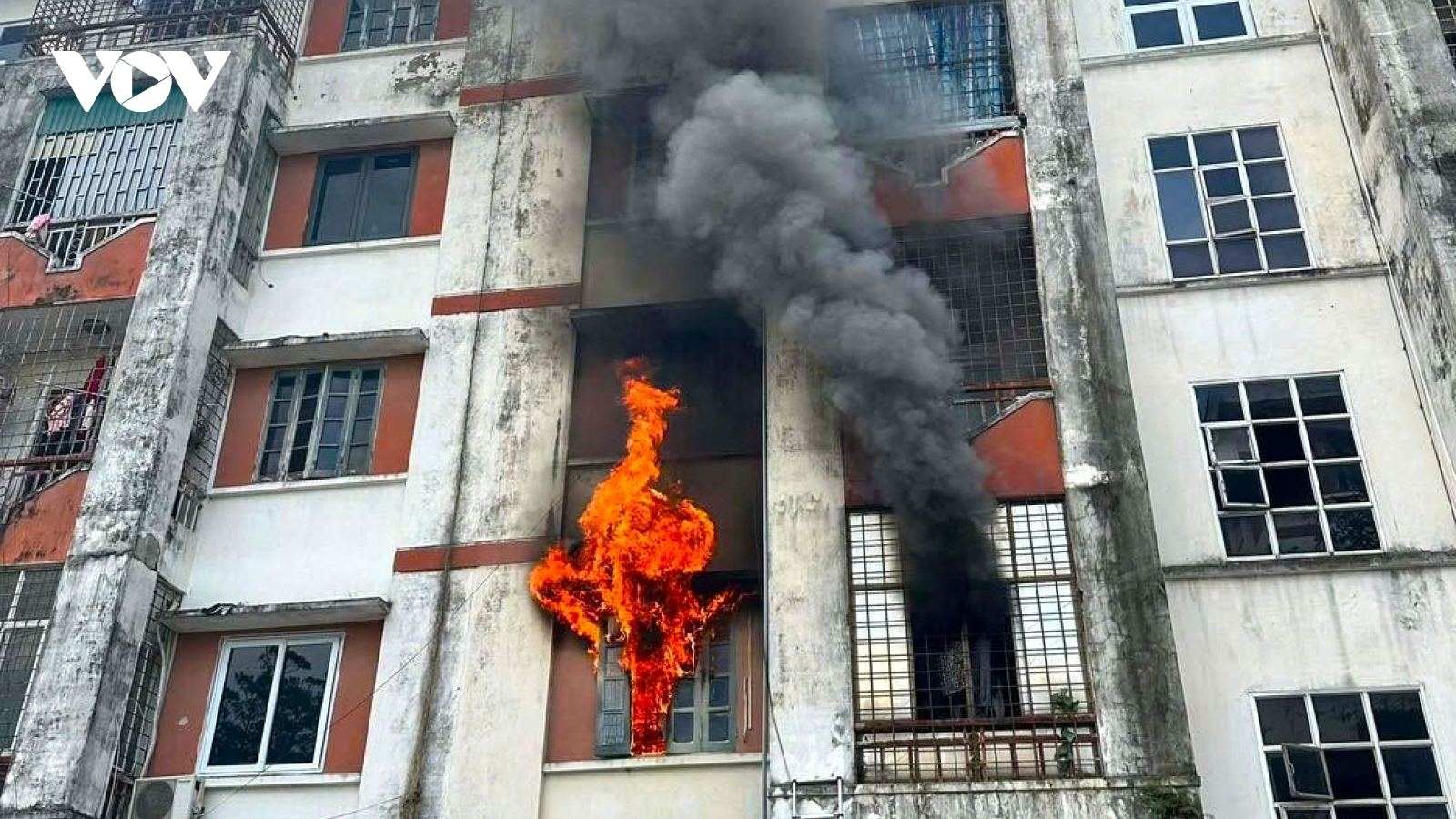 Căn hộ trong chung cư ở Nghệ An bùng cháy khi chủ nhà đi vắng