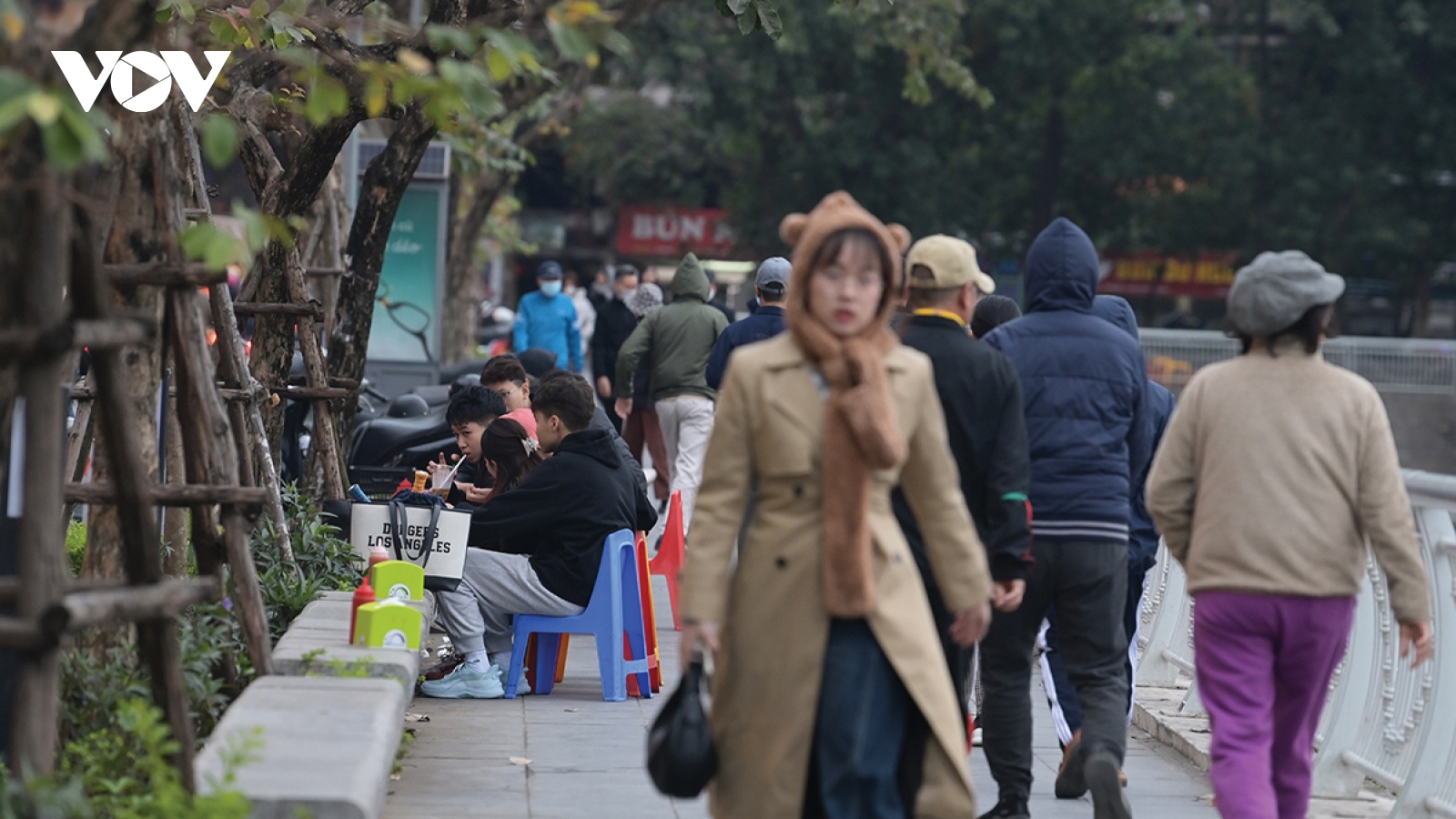 Hồ Xã Đàn: Hàng ăn tràn vỉa hè, xe cộ chiếm lòng đường