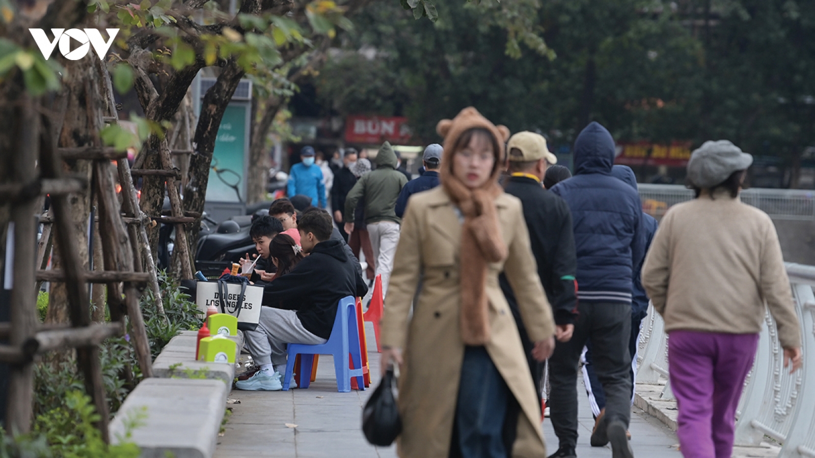 Hồ Xã Đàn: Hàng ăn tràn vỉa hè, xe cộ chiếm lòng đường
