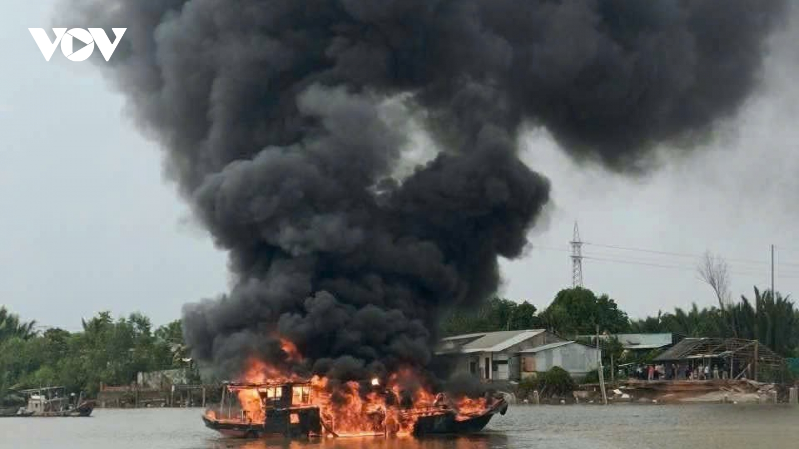 Ghe neo đậu trên sông ở Tây Ninh phát nổ, bốc cháy ngùn ngụt