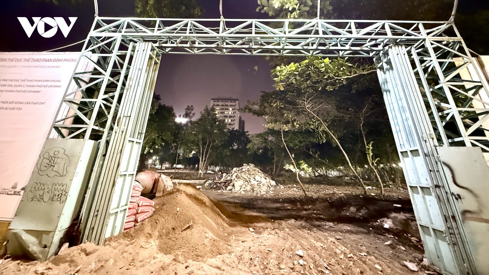 Khẩn trương thi công xuyên đêm tại khu "đất vàng" giữa trung tâm TP.HCM