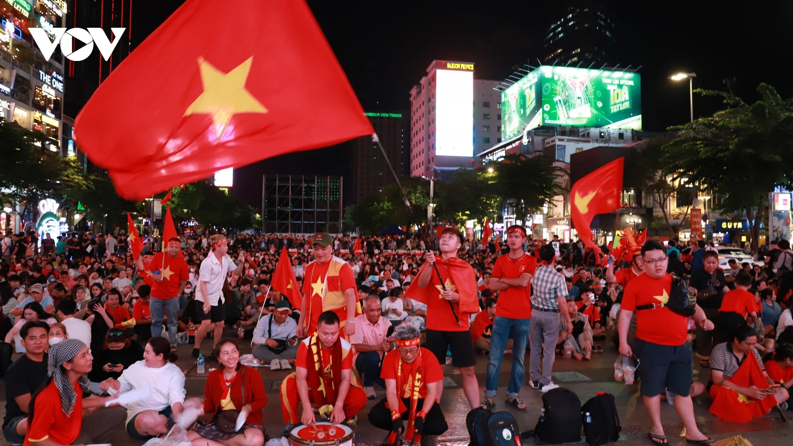 Cơn lốc màu đỏ ở TP.HCM, hàng vạn trái tim hướng về U23 Việt Nam trước giờ G