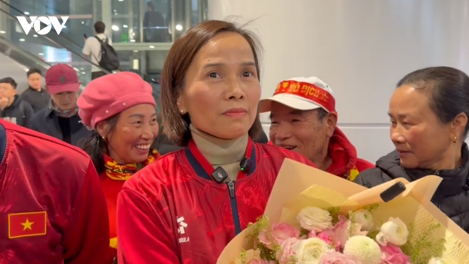 Mẹ tiền vệ Phạm Minh Phúc xúc động ra sân bay đón con và U23 Việt Nam về nước