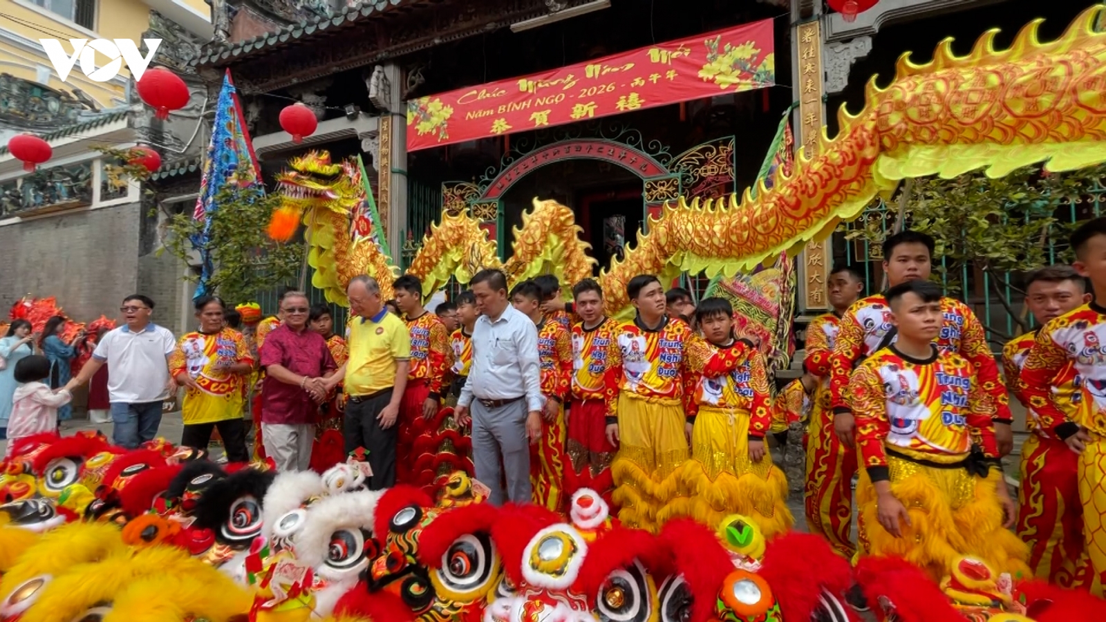 Đặc sắc nghi thức "khai quang điểm nhãn" cho lân rồng ở TPHCM