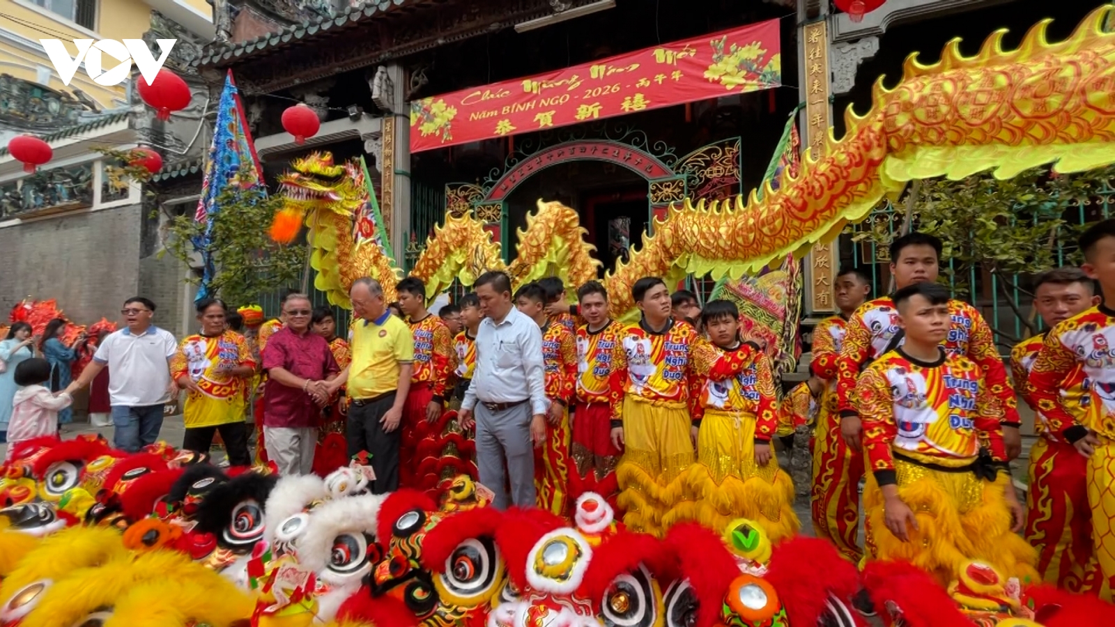 Đặc sắc nghi thức "khai quang điểm nhãn" cho lân rồng ở TPHCM