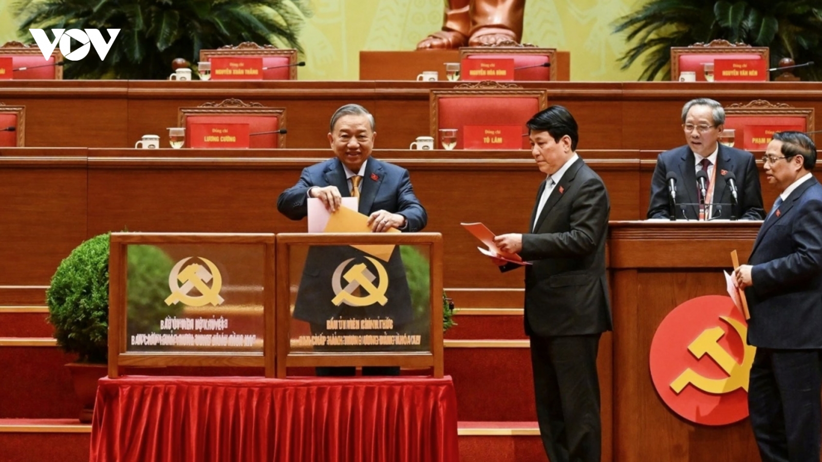 Delegates cast ballots to elect 14th Party Central Committee