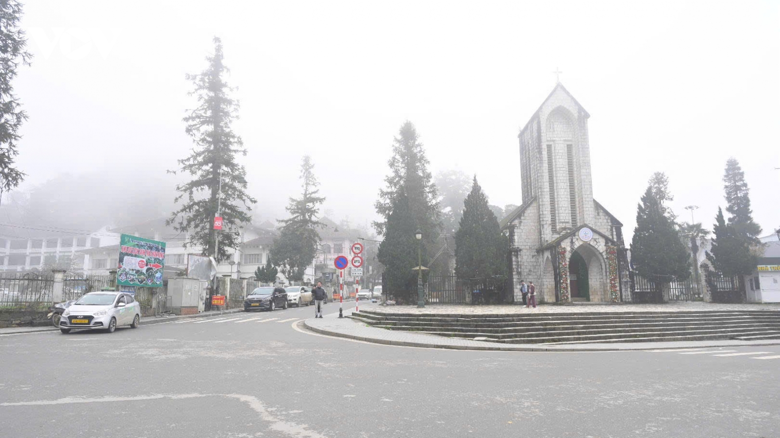 Sa Pa những ngày băng giá: Người "săn" cái lạnh, kẻ lo mưu sinh