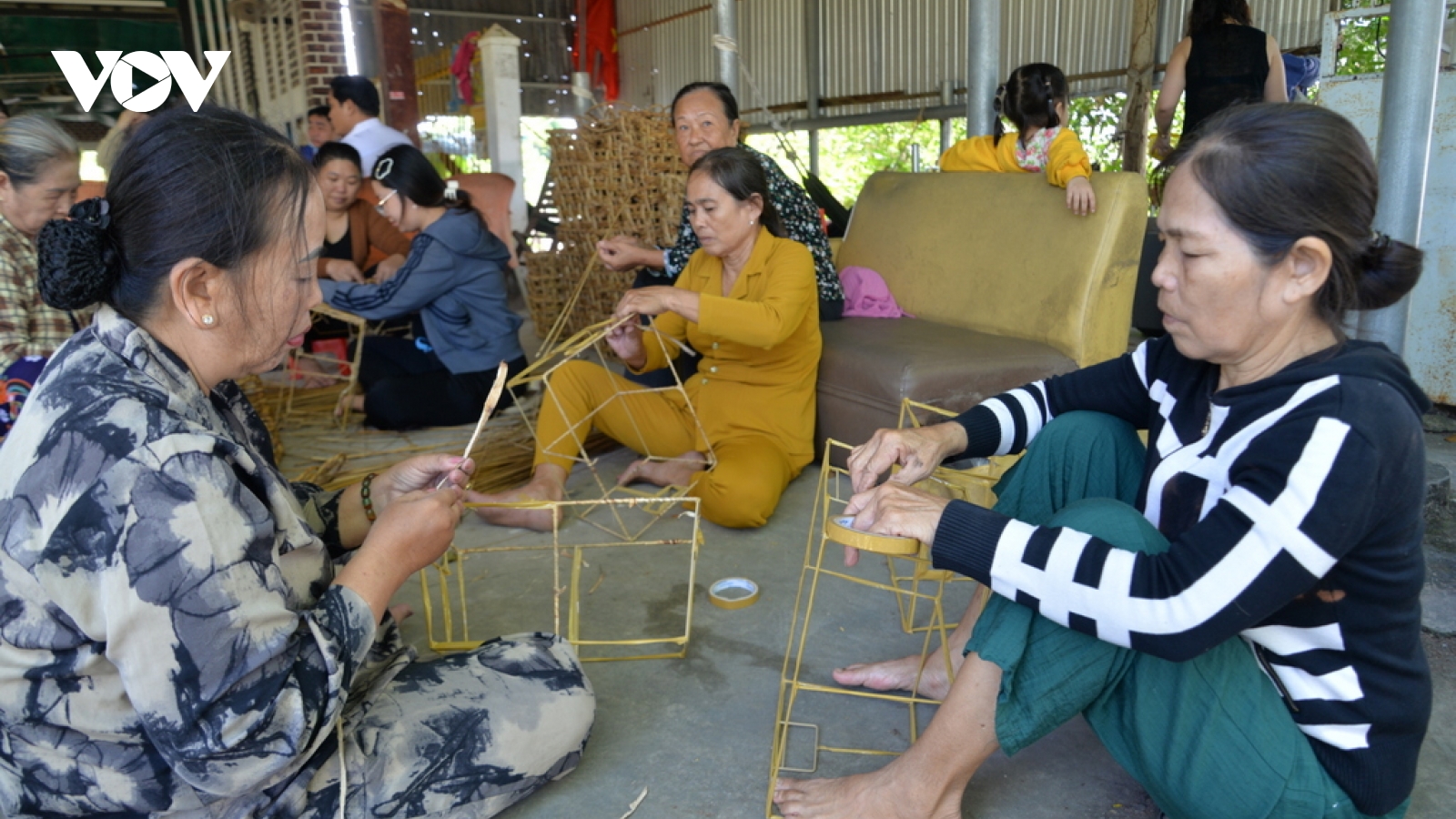 Mô hình đan lát tạo sinh kế tại chỗ cho phụ nữ nông thôn ở Cà Mau