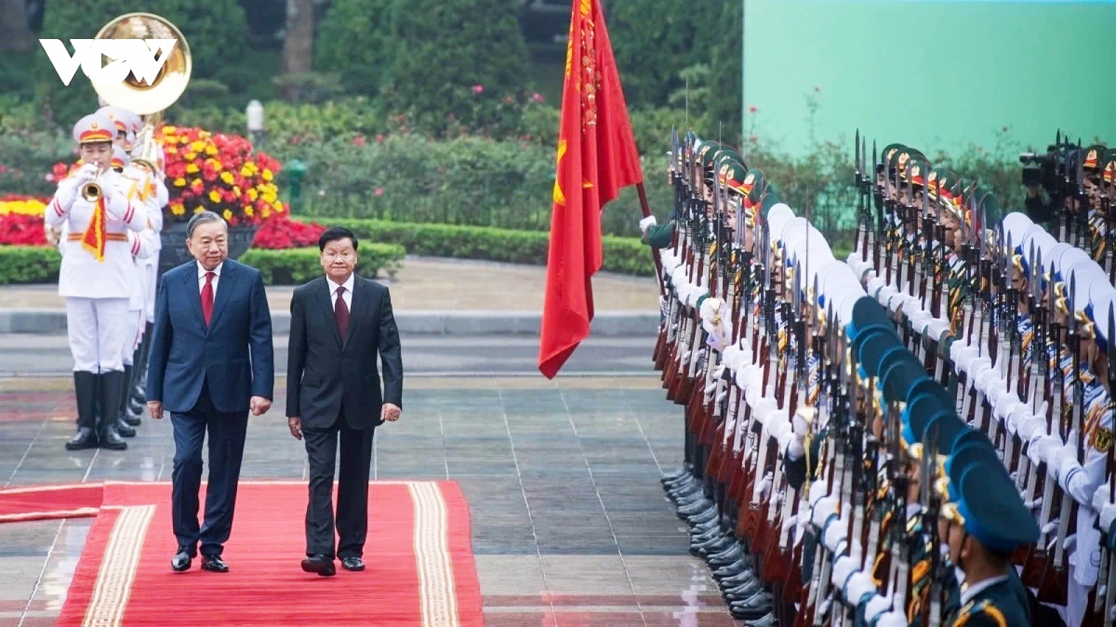 Top Lao leader Thongloun Sisoulith warmly welcomed in Hanoi on State visit