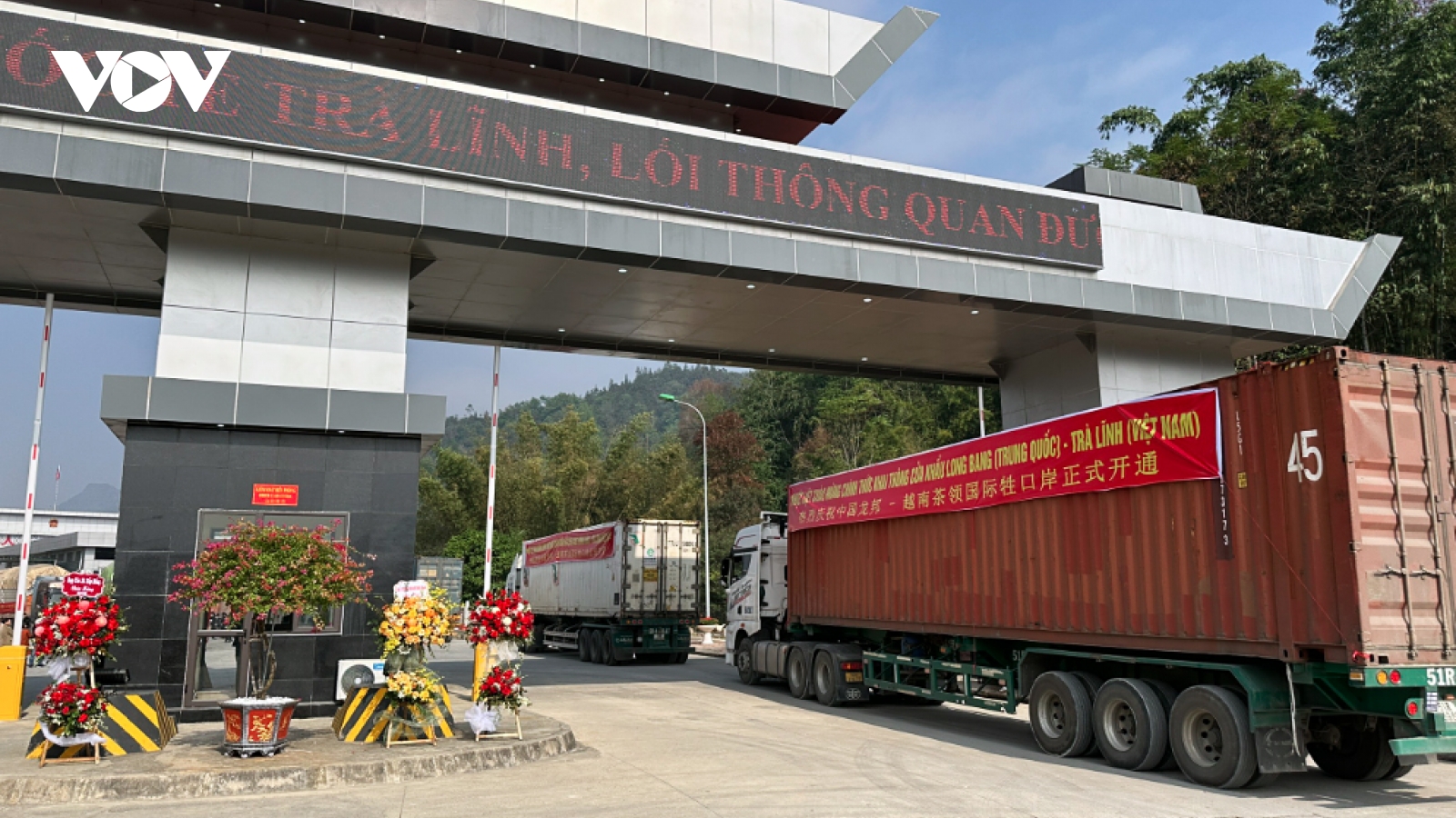 Vietnam’s foreign trade hits record over US$930 billion in 2025