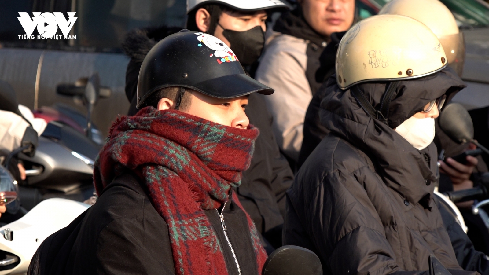 Hà Nội chìm trong giá rét, người lao động vất vả mưu sinh