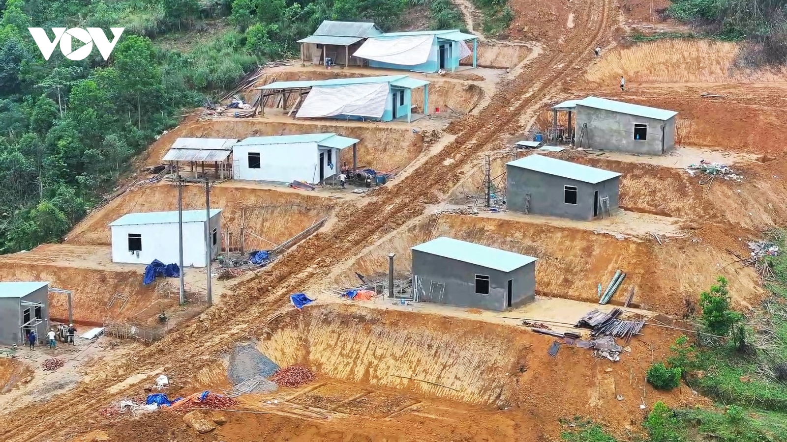 Bộ đội Đà Nẵng đội mưa, chịu rét cõng vật liệu lên núi dựng nhà cho dân