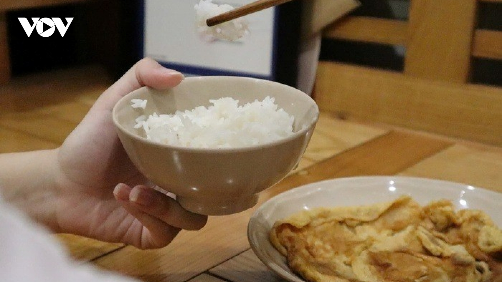 5 thói quen khi ăn cơm cần bỏ ngay nếu không muốn rước bệnh vào người
