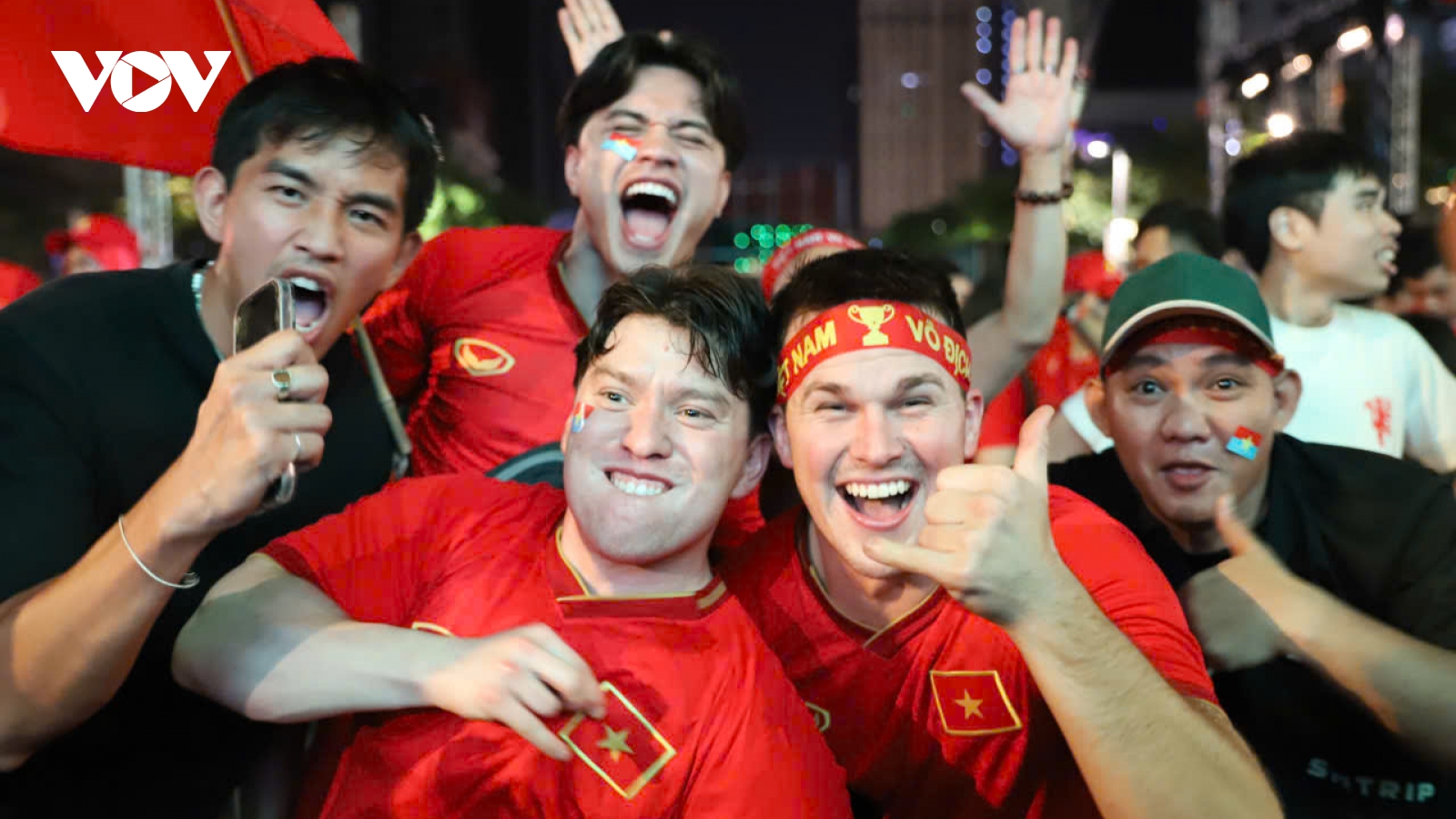 Phố đi bộ Nguyễn Huệ "nổ tung" khi U23 Việt Nam giành hạng ba U23 châu Á