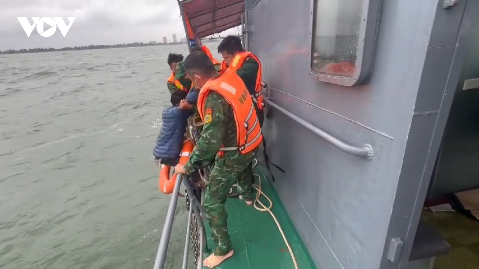 Chìm tàu trên biển, 2 anh em ruột được cứu sống