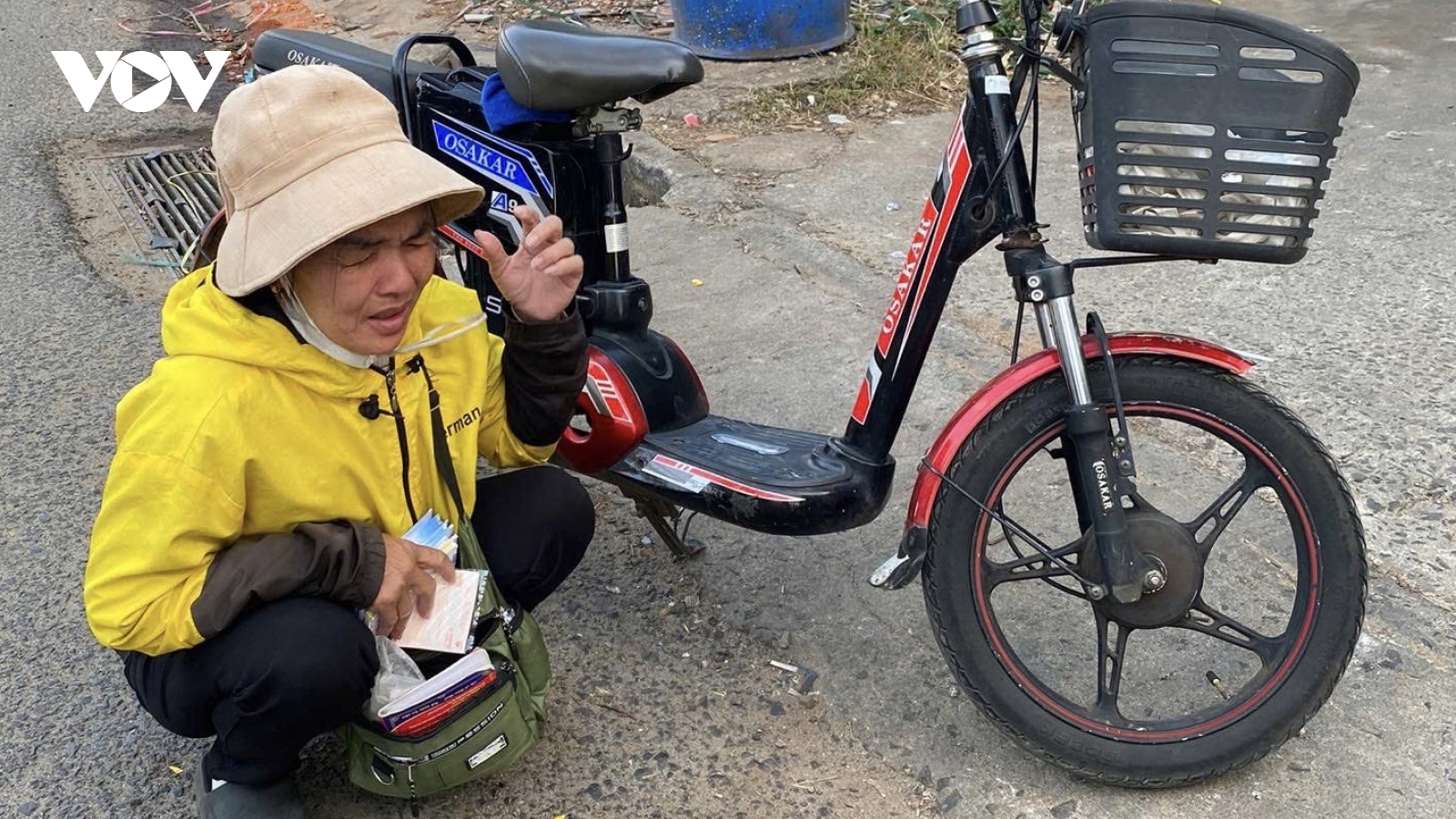 Bán vé số mưu sinh, người phụ nữ nghèo bị kẻ gian trộm 800 tờ vé số giữa ban ngày