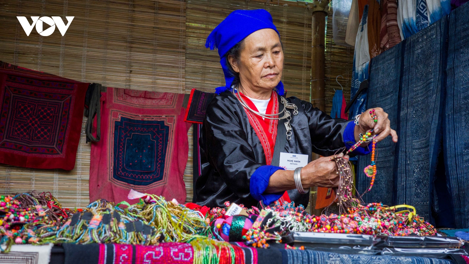 Dệt tình yêu văn hóa dân tộc từ nghề vẽ sáp ong của người Mông ở Điện Biên