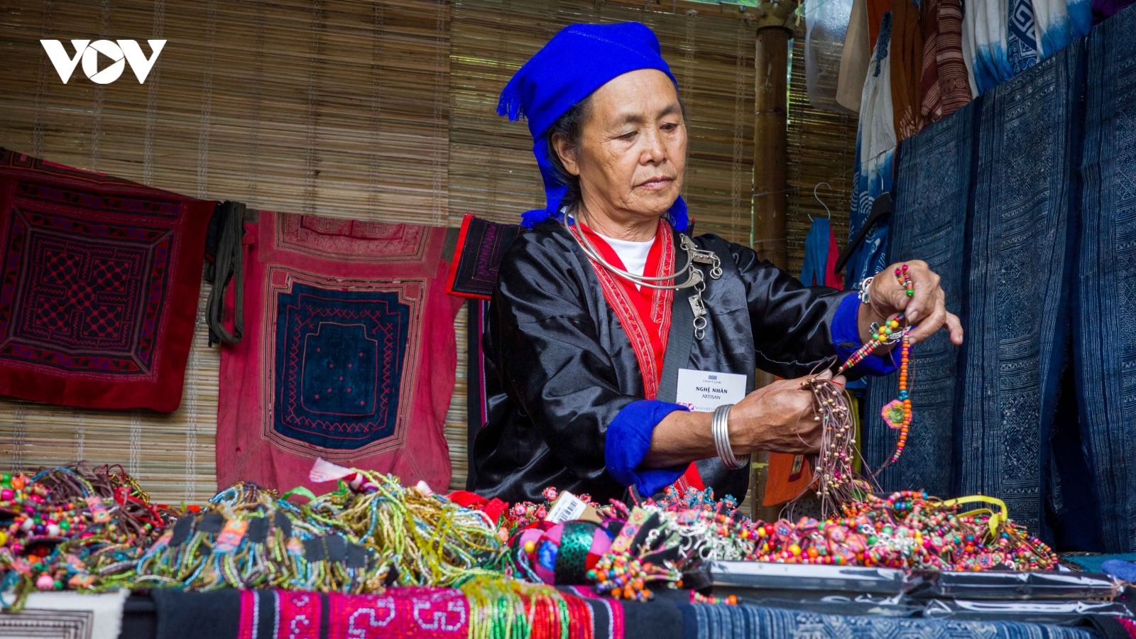 Dệt tình yêu văn hóa dân tộc từ nghề vẽ sáp ong của người Mông ở Điện Biên