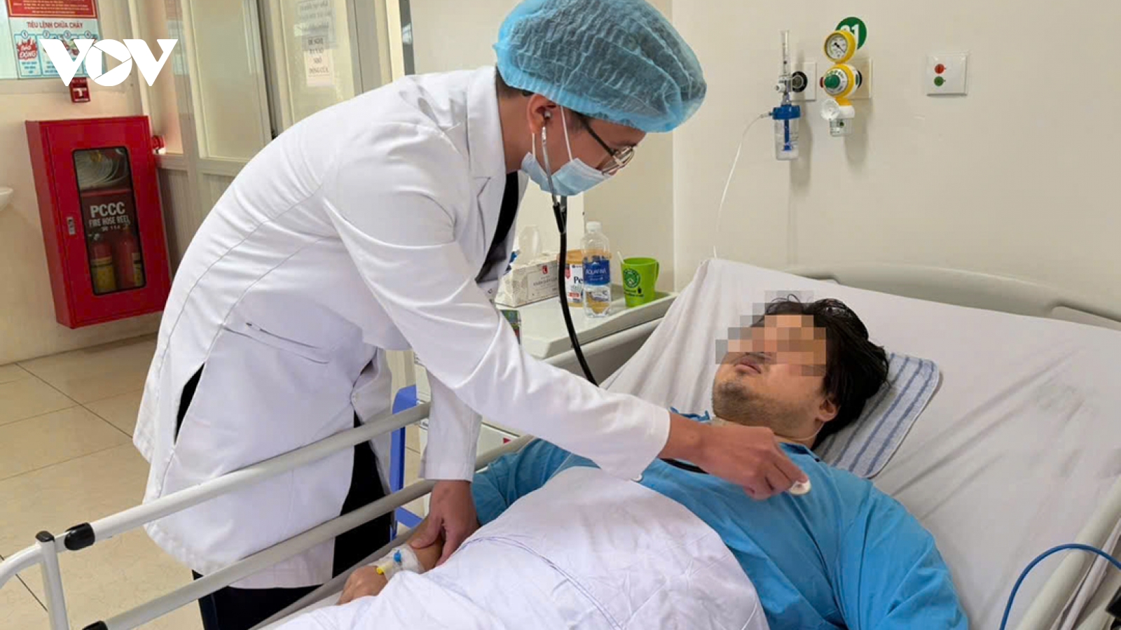 Kịp thời cứu sống người nước ngoài bị sốc tim, sốc nhiễm trùng, suy hô hấp