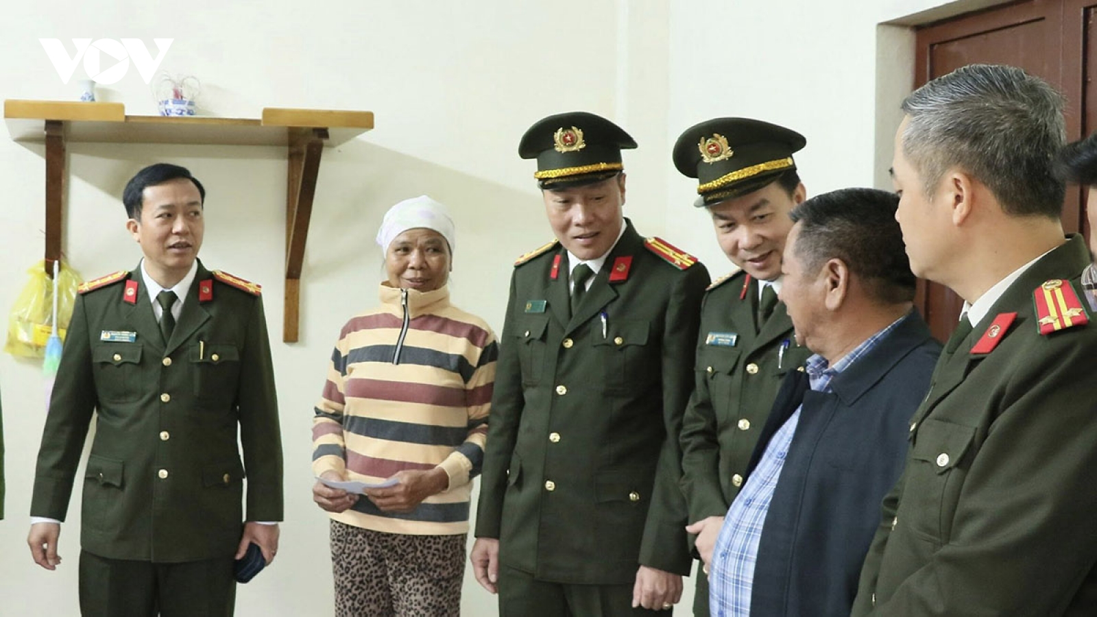 Bàn giao nhà “chiến dịch Quang Trung” cho người dân