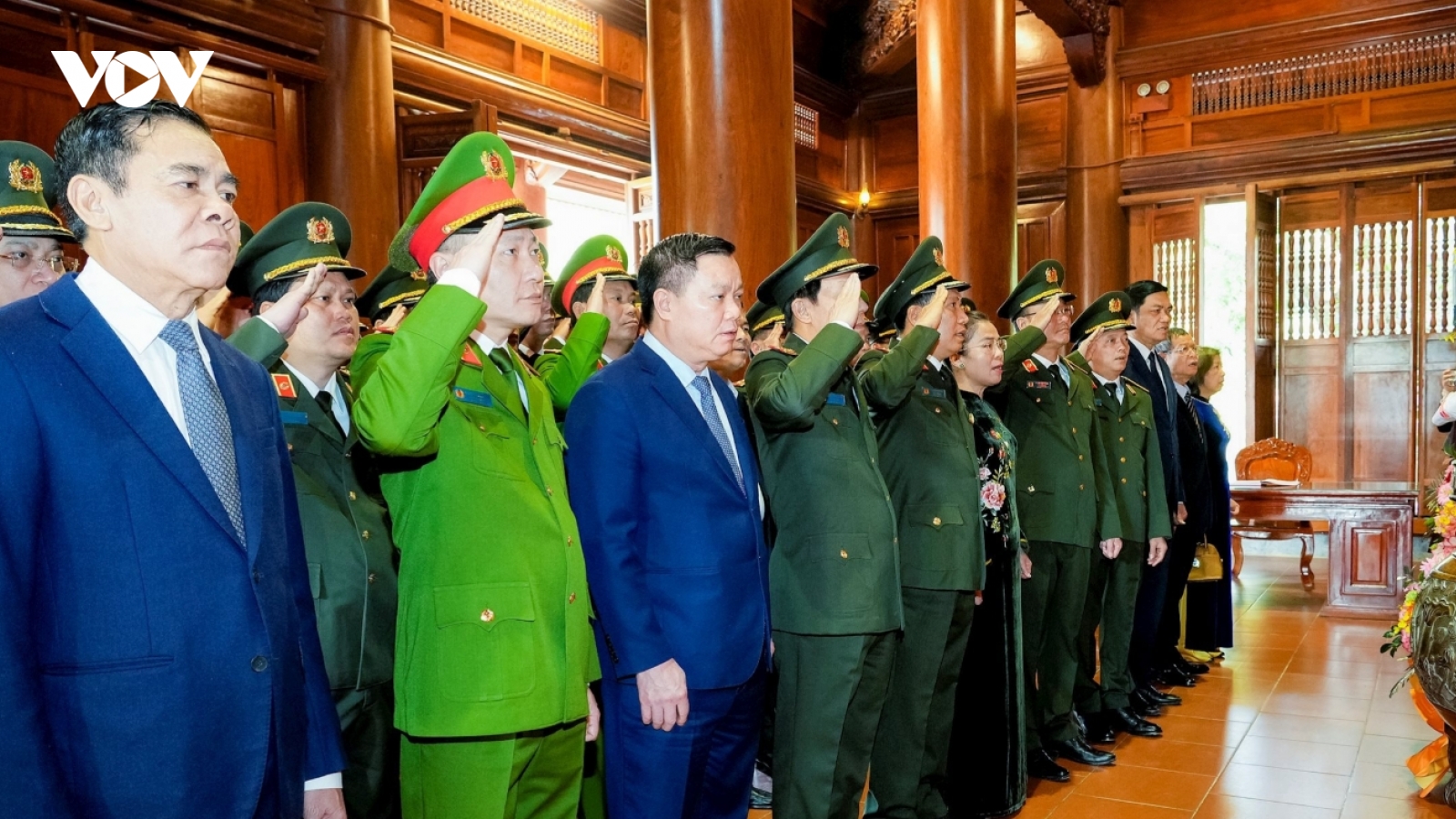 Bộ trưởng Bộ Công an dâng hương tưởng niệm Chủ tịch Hồ Chí Minh tại Nghệ An