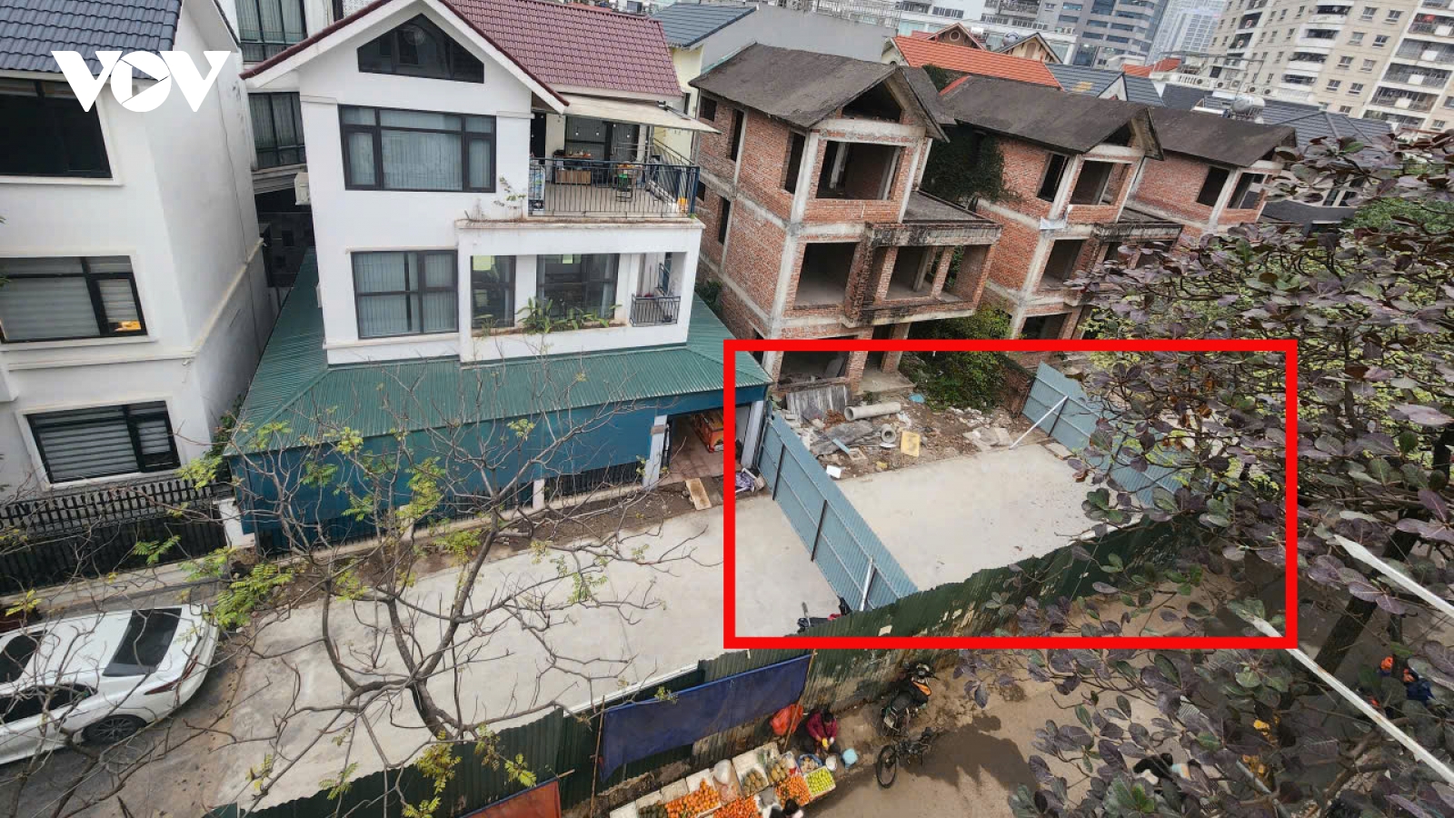 Tự ý dựng rào chắn ngăn đường đi chung tại khu biệt thự triệu đô Bắc Hà, Hà Nội