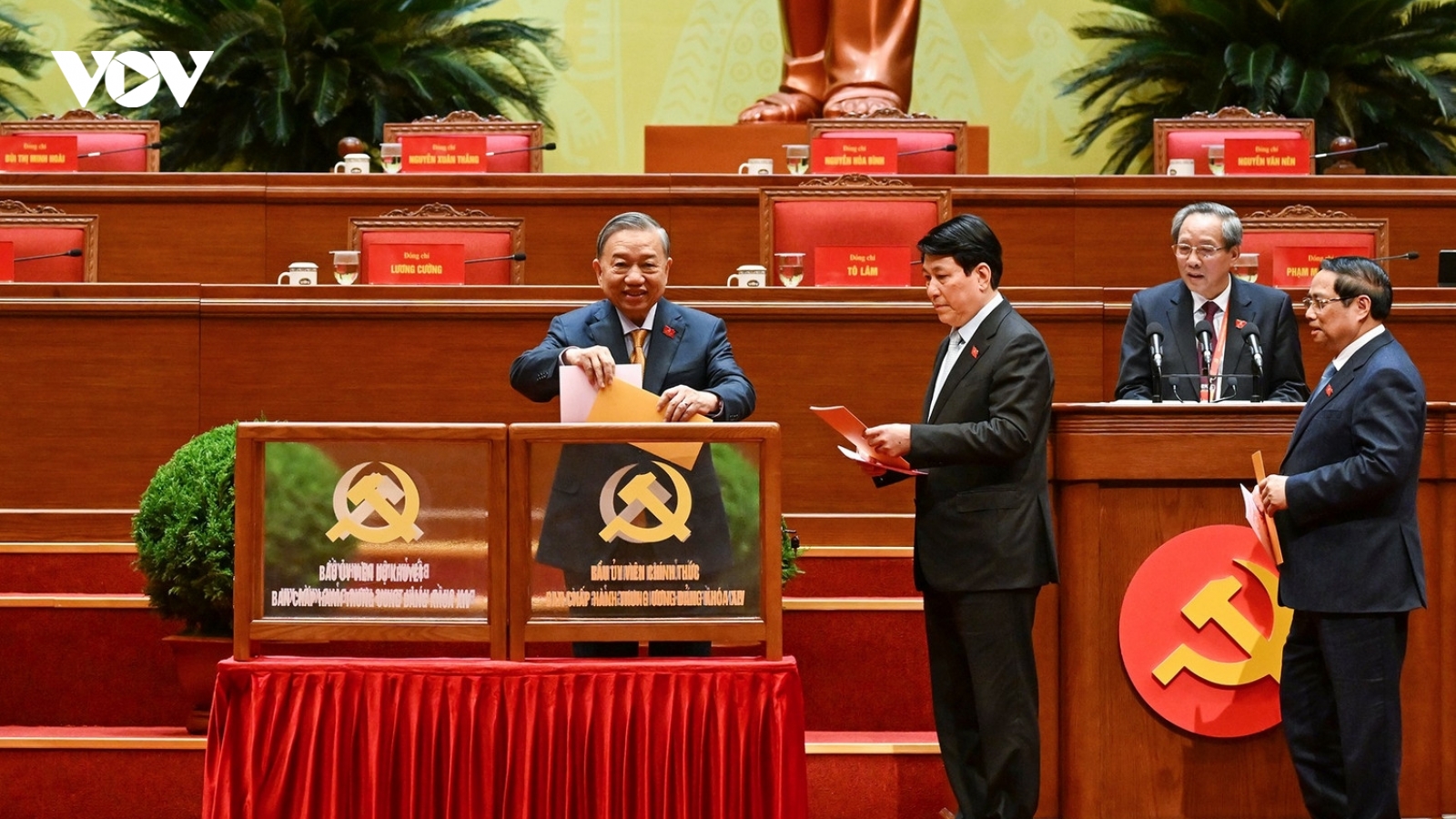 Các đại biểu bỏ phiếu bầu Ban Chấp hành Trung ương Đảng khóa XIV