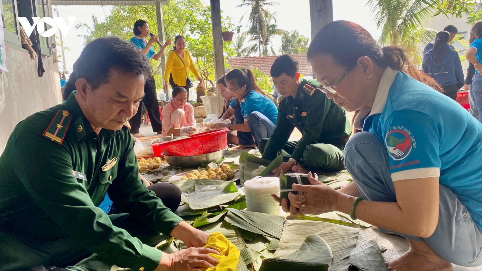 Bộ đội Biên phòng chăm lo Tết cho người dân miền biển