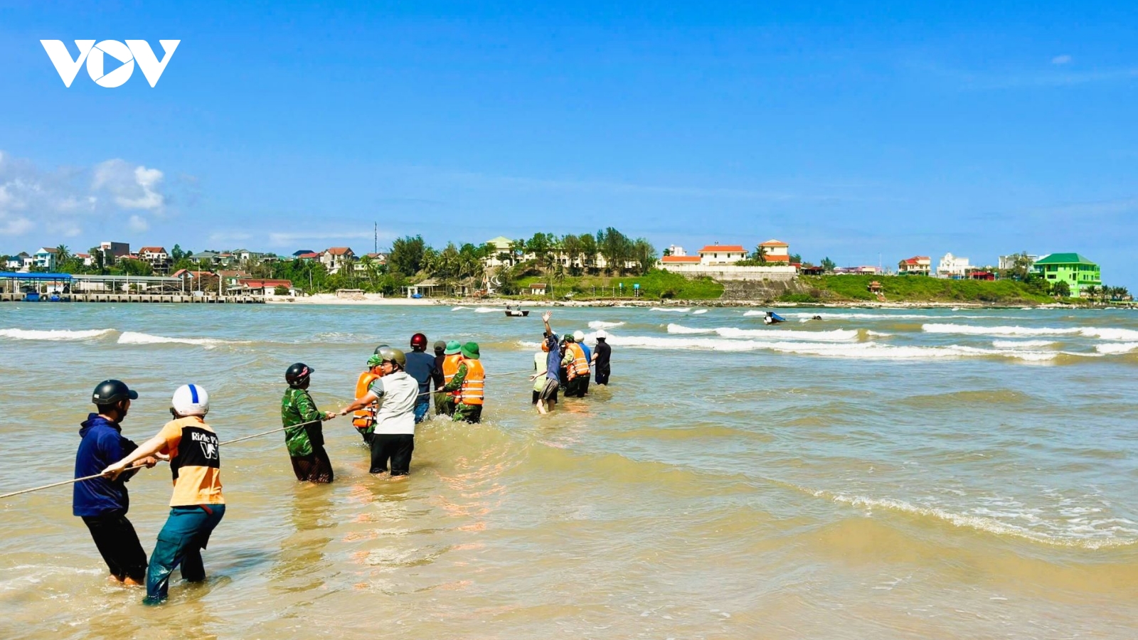 Ngư dân may mắn thoát nạn khi thuyền bị sóng đánh chìm tại Cửa Tùng