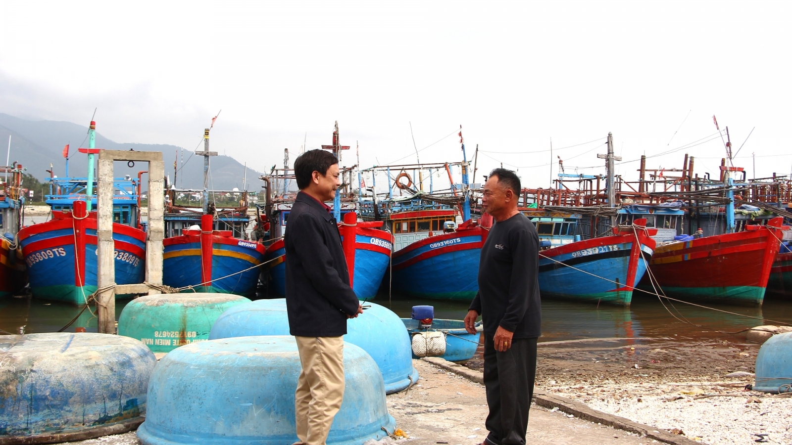 Ngư dân Quảng Trị sắp xếp chuyến biển, hướng về ngày hội bầu cử