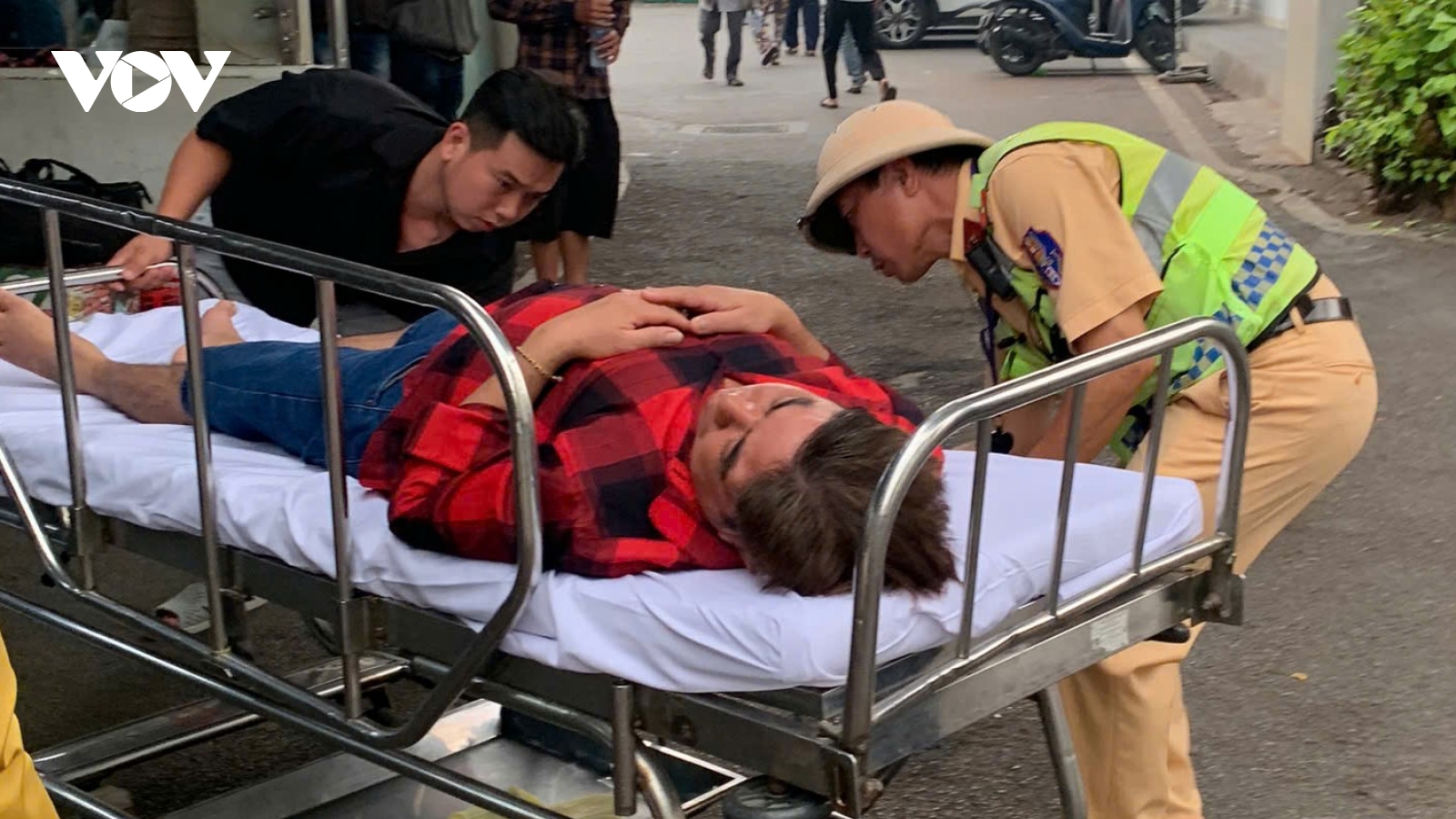 Cảnh sát giao thông cao tốc dùng xe đặc chủng đưa bệnh nhân đi cấp cứu kịp thời