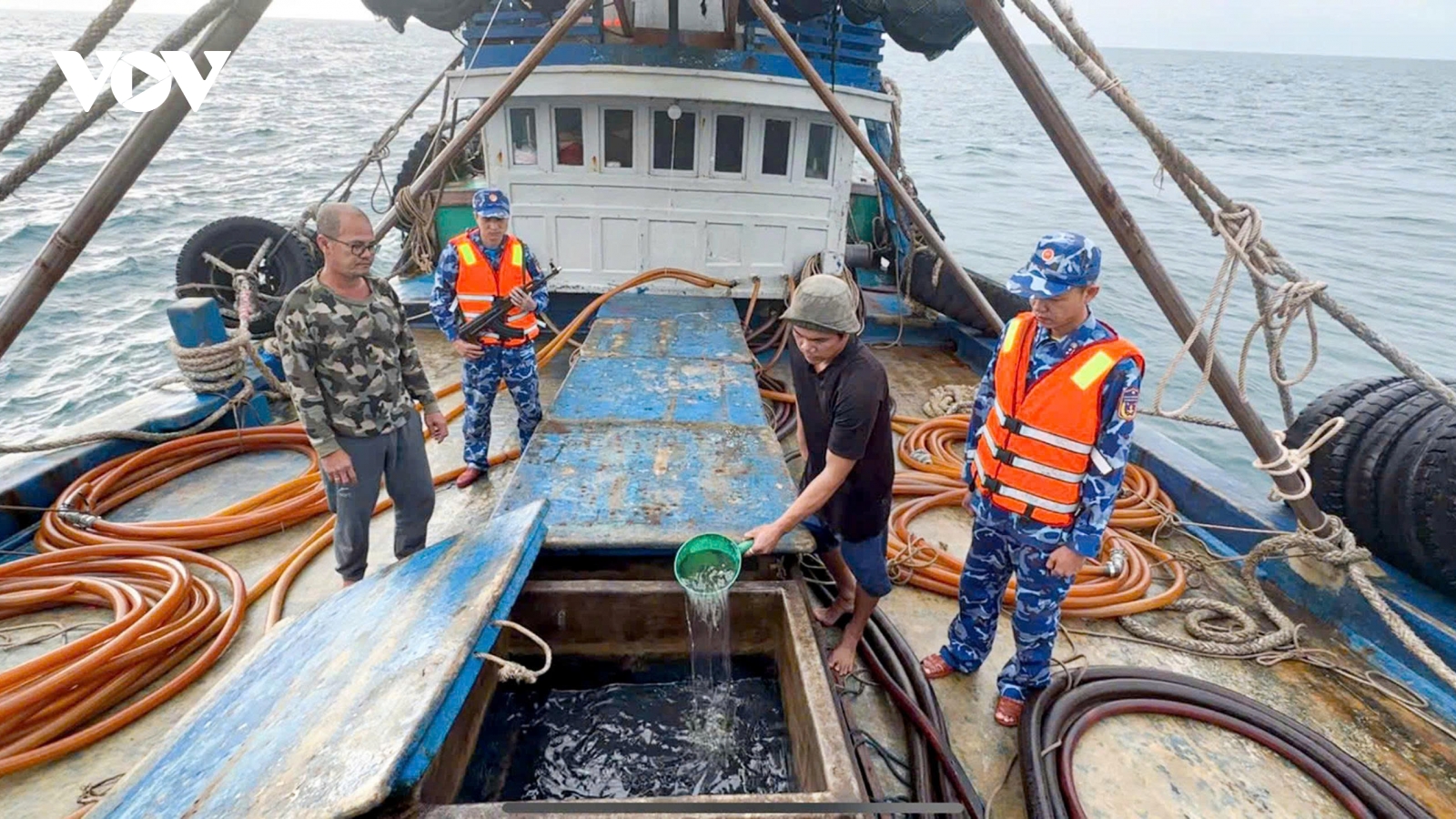 Cảnh sát biển bắt giữ tàu cá vận chuyển trái phép 100.000 lít dầu D.O