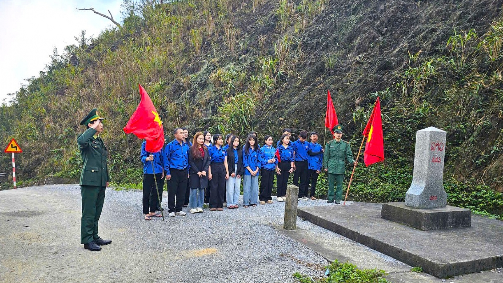 Lễ chào cờ đầu năm mới tại cột mốc biên giới