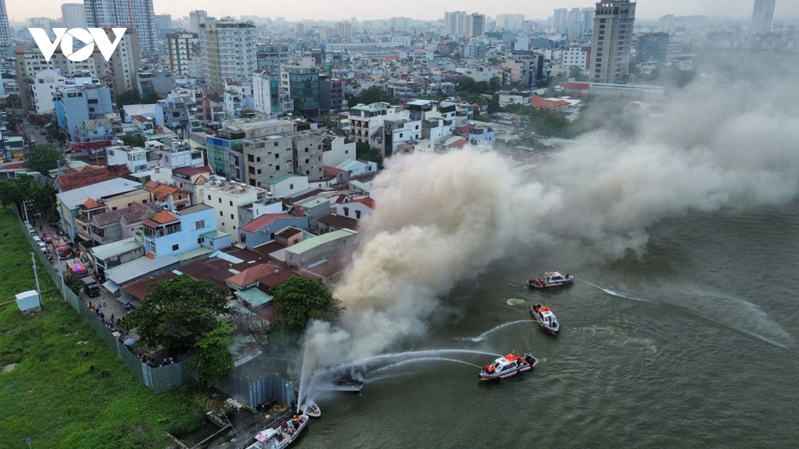 Du thuyền nhà hàng cháy dữ dội trên sông Sài Gòn, cột khói cao hàng chục mét
