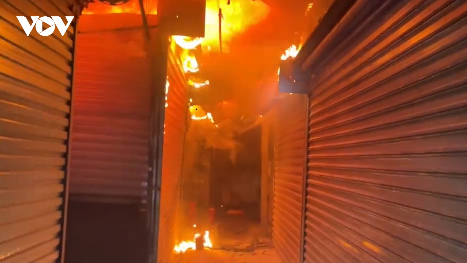 4 xe cứu hỏa dập đám cháy chợ Bình Hiệp (Quảng Ngãi)