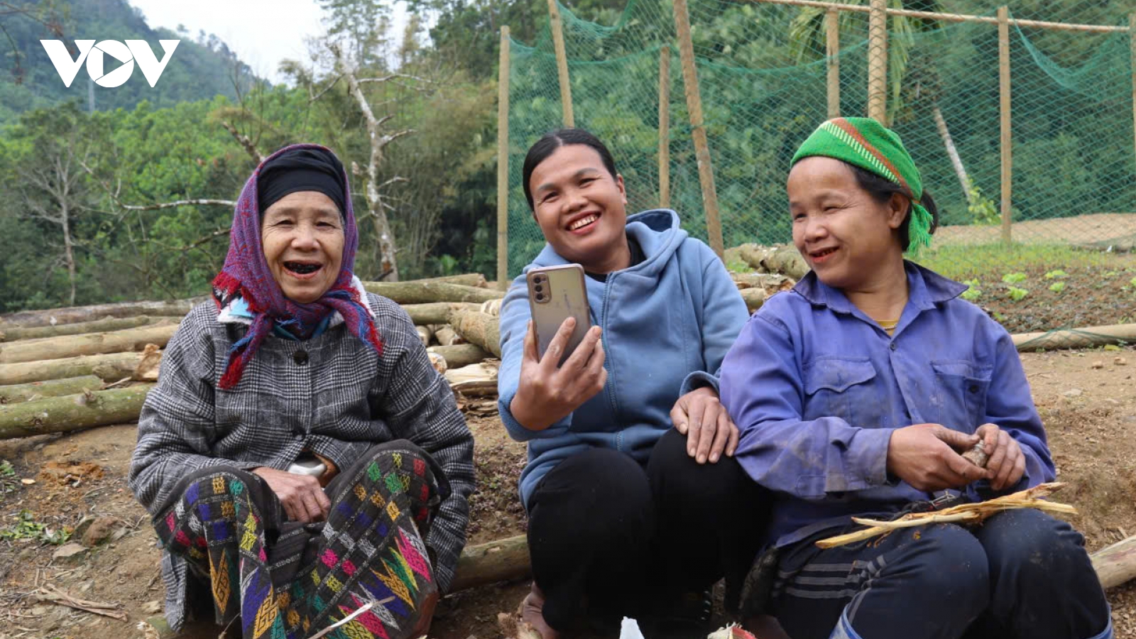 Cán bộ bám bản giúp dân vùng cao chuyển đổi số