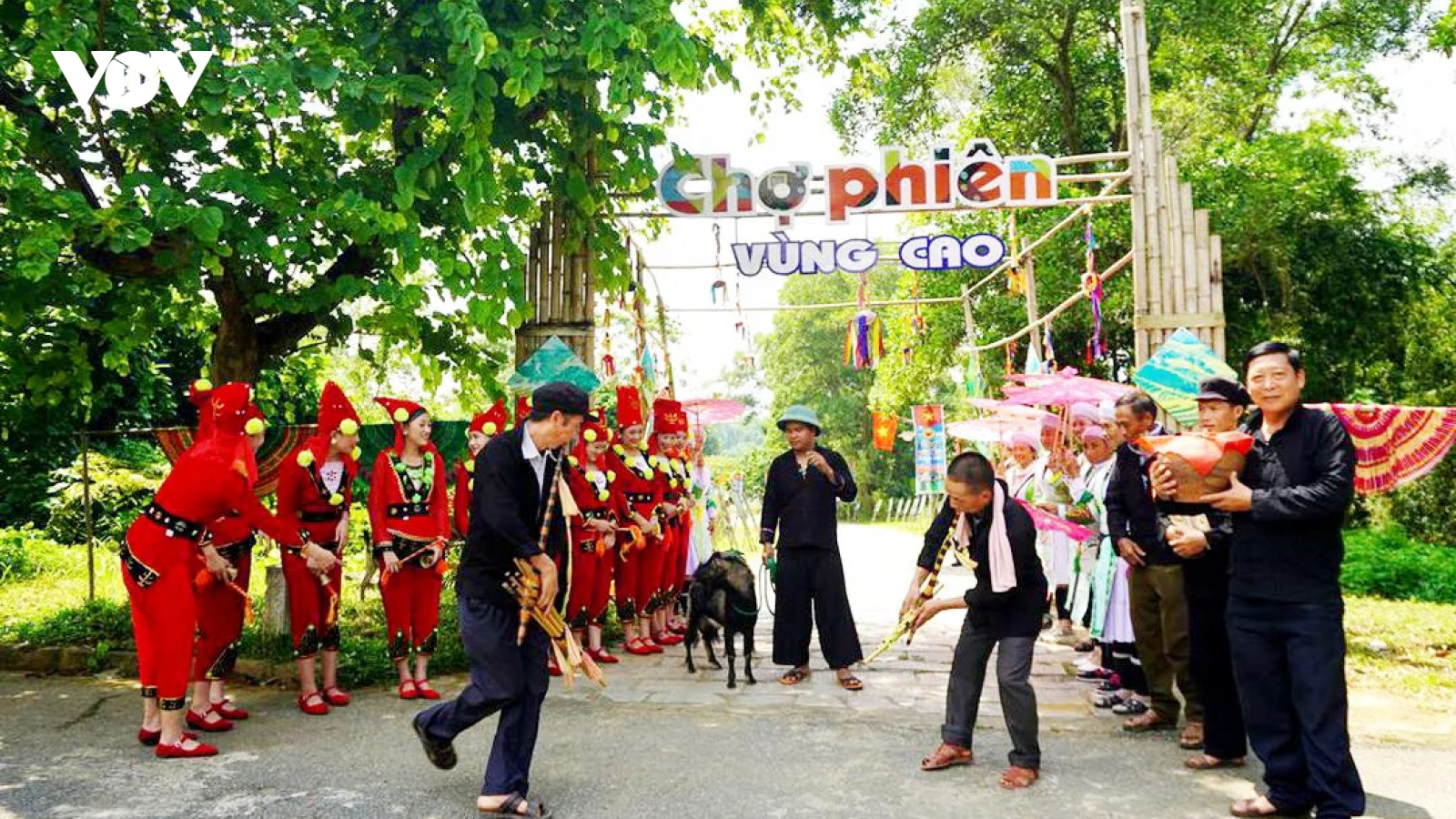 Ghé chợ phiên vùng cao, ăn xôi ngũ sắc, xem lễ cầu mùa ngay tại Hà Nội