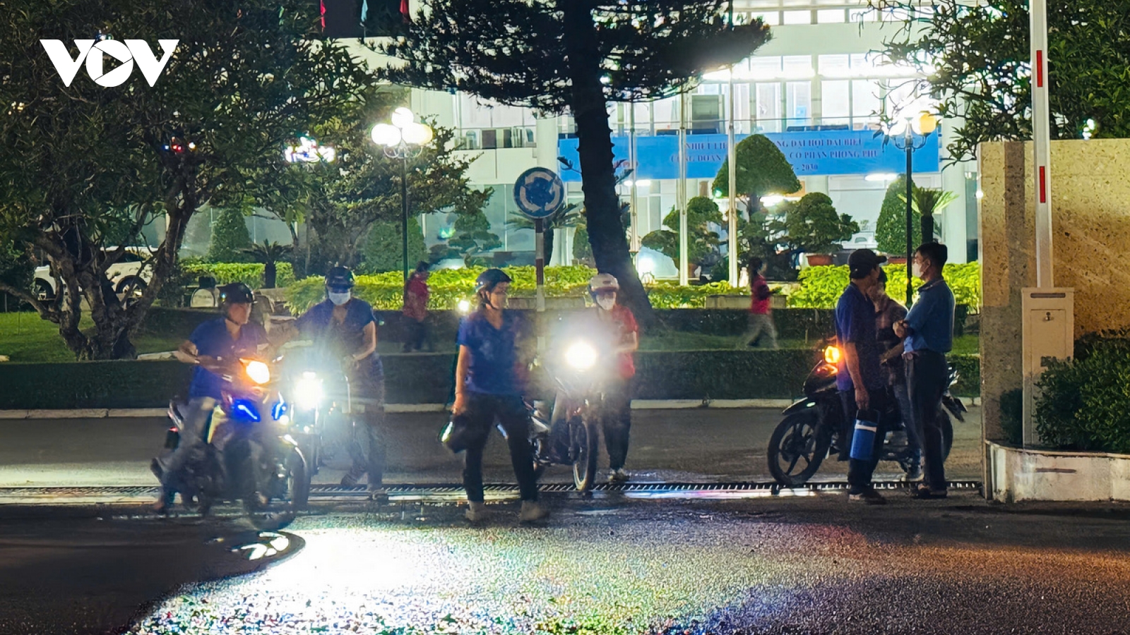 Công nhân dè sẻn chi tiêu, chờ một cái Tết ấm áp