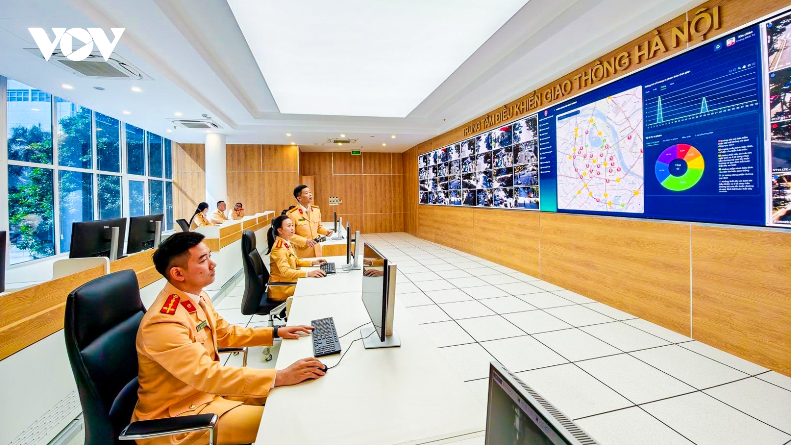 Hà Nội dùng camera AI kích hoạt "làn sóng xanh" đảm bảo ATGT phục vụ Đại hội XIV