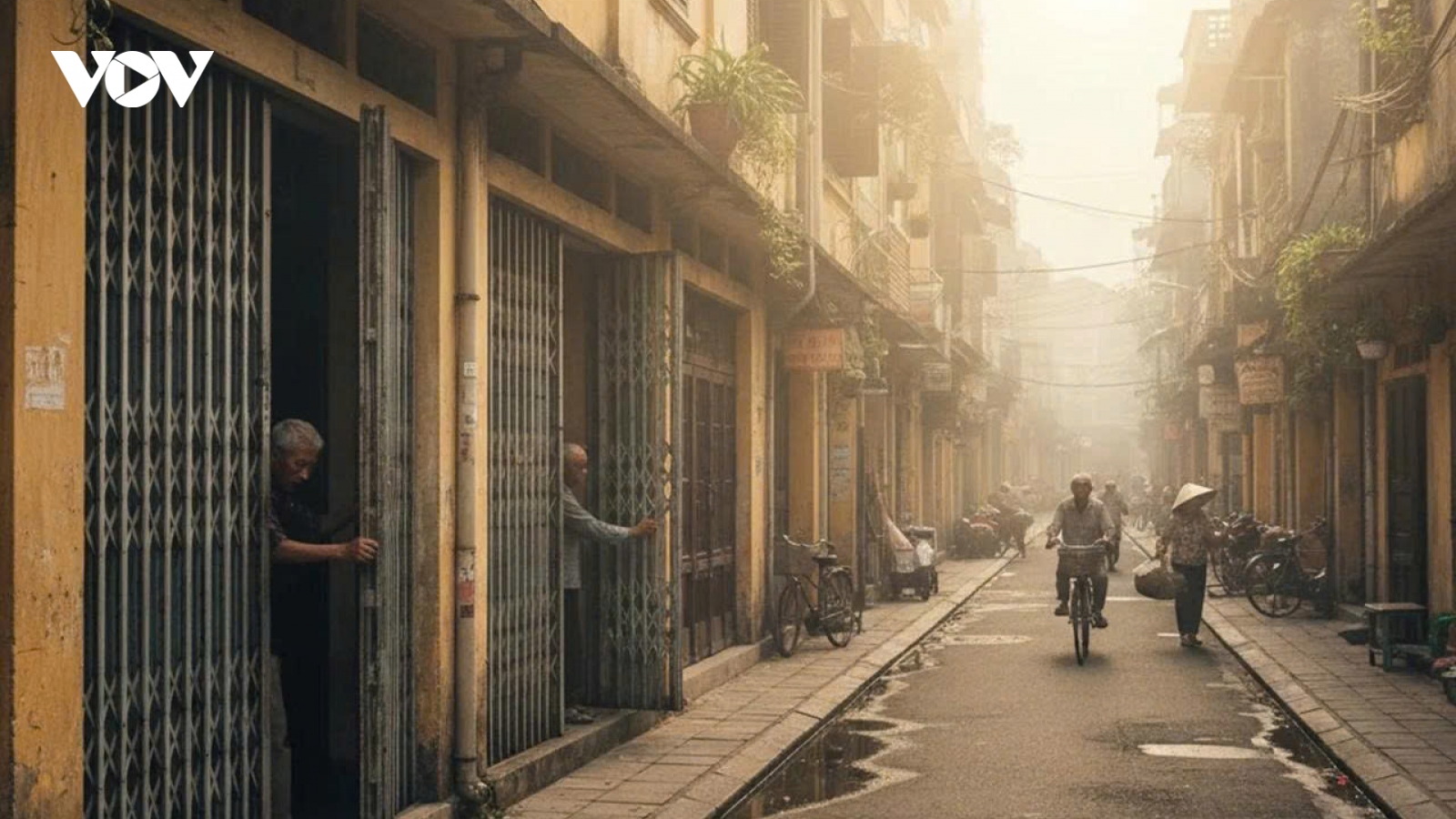 Tiếng cửa sắt - thanh âm một ngày mới ở Hà Nội