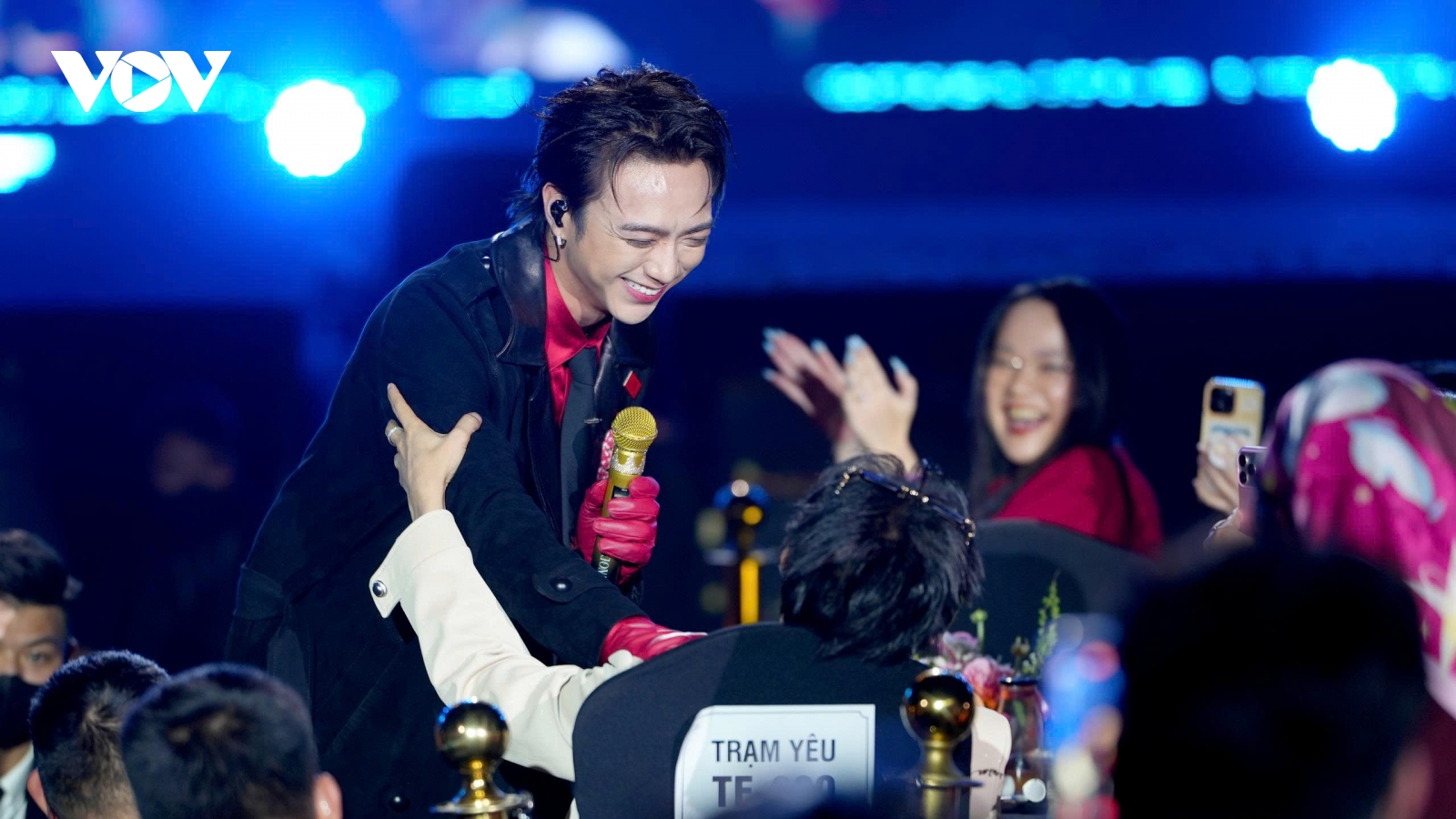 Soobin rời sân khấu, xuống khán phòng ôm fan khiến ai cũng “tan chảy”