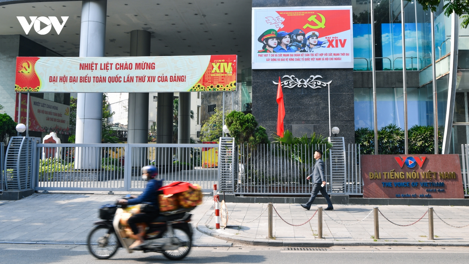 Hà Nội trang hoàng cờ hoa chào mừng Đại hội XIV của Đảng