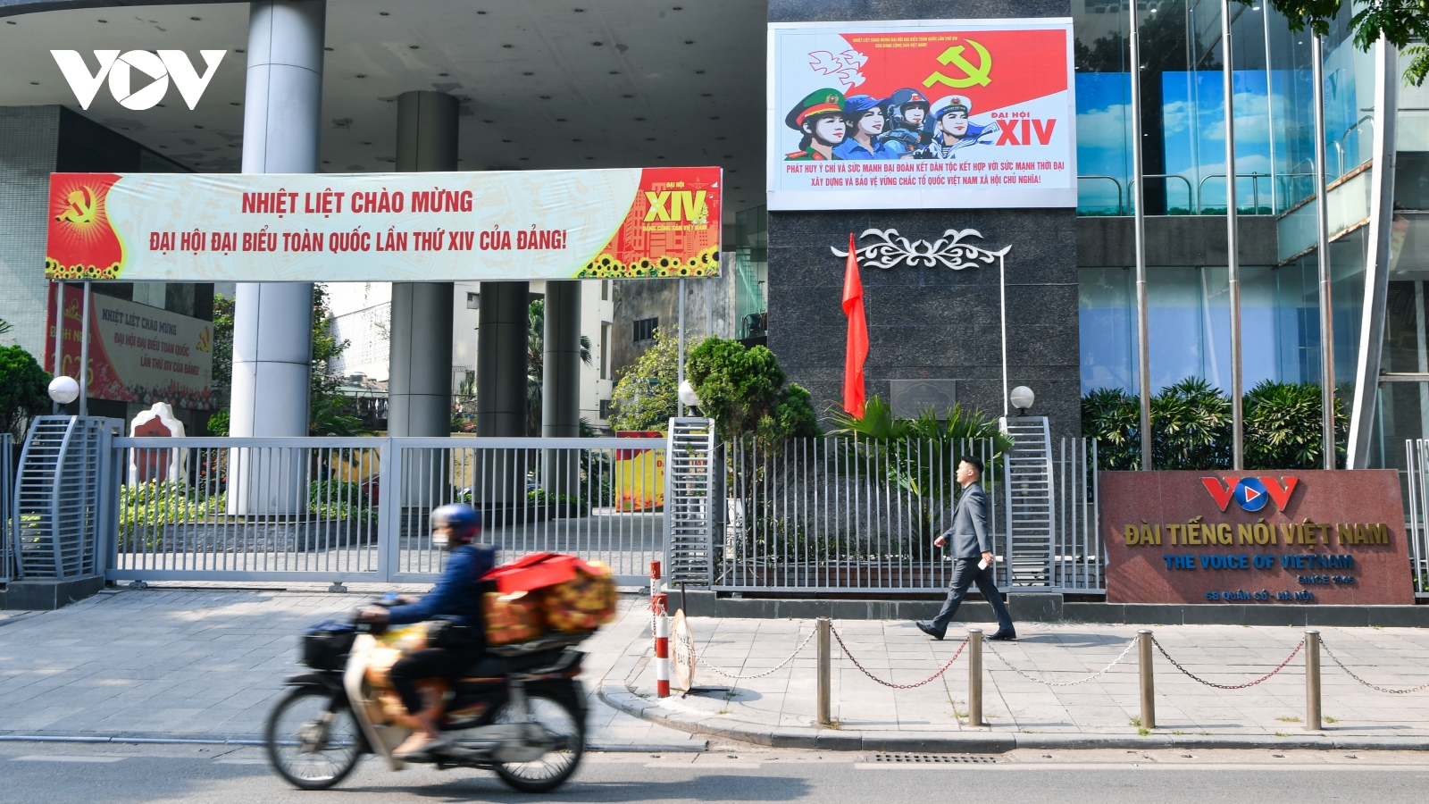 Hà Nội trang hoàng cờ hoa chào mừng Đại hội XIV của Đảng