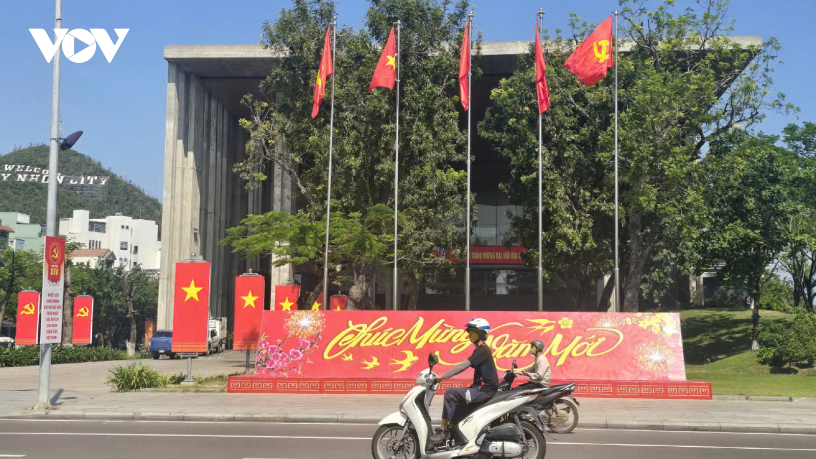 Gia Lai: Rực rỡ cờ hoa từ biển lên phố chào mừng Đại hội XIV của Đảng