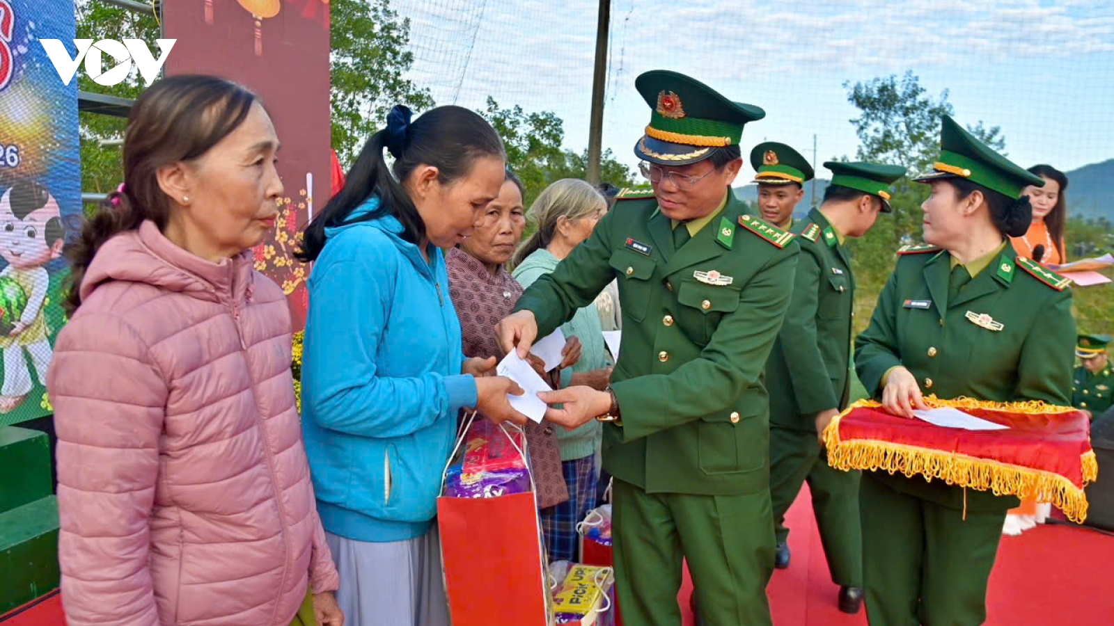 Mang Tết sớm đến với người dân vùng biển Chân Mây - Lăng Cô