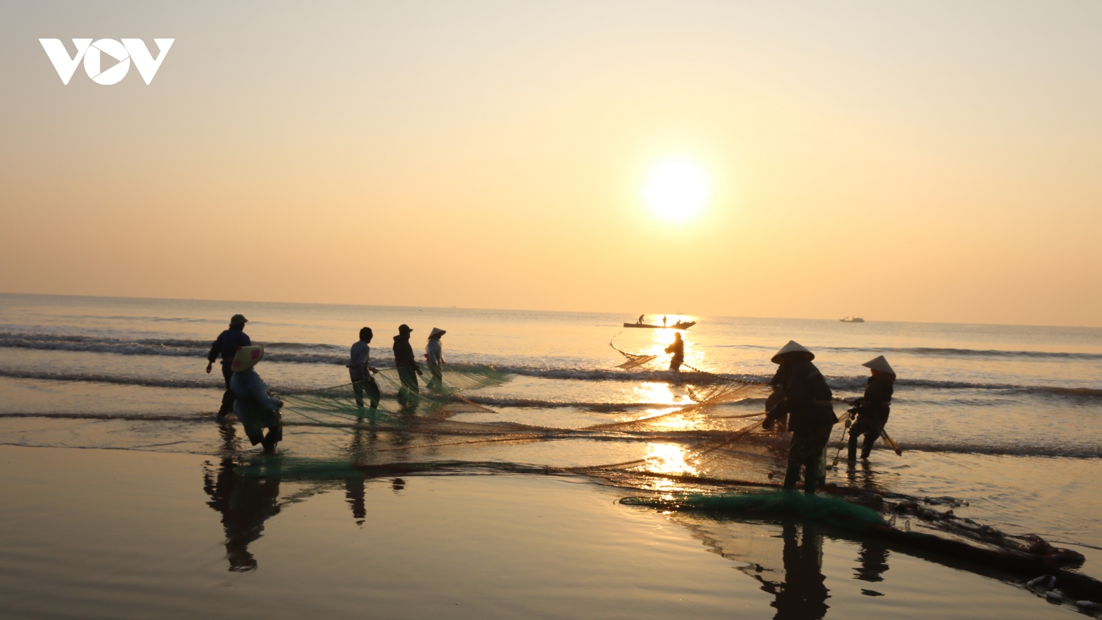 Hừng đông trên bãi biển Sầm Sơn - nhịp mưu sinh không ngủ của làng chài xứ Thanh