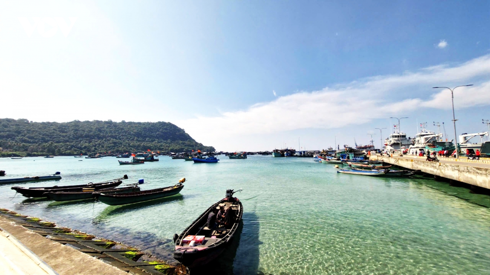 Mang Tết sớm đến với cán bộ, chiến sĩ, người dân trên đảo Thổ Chu